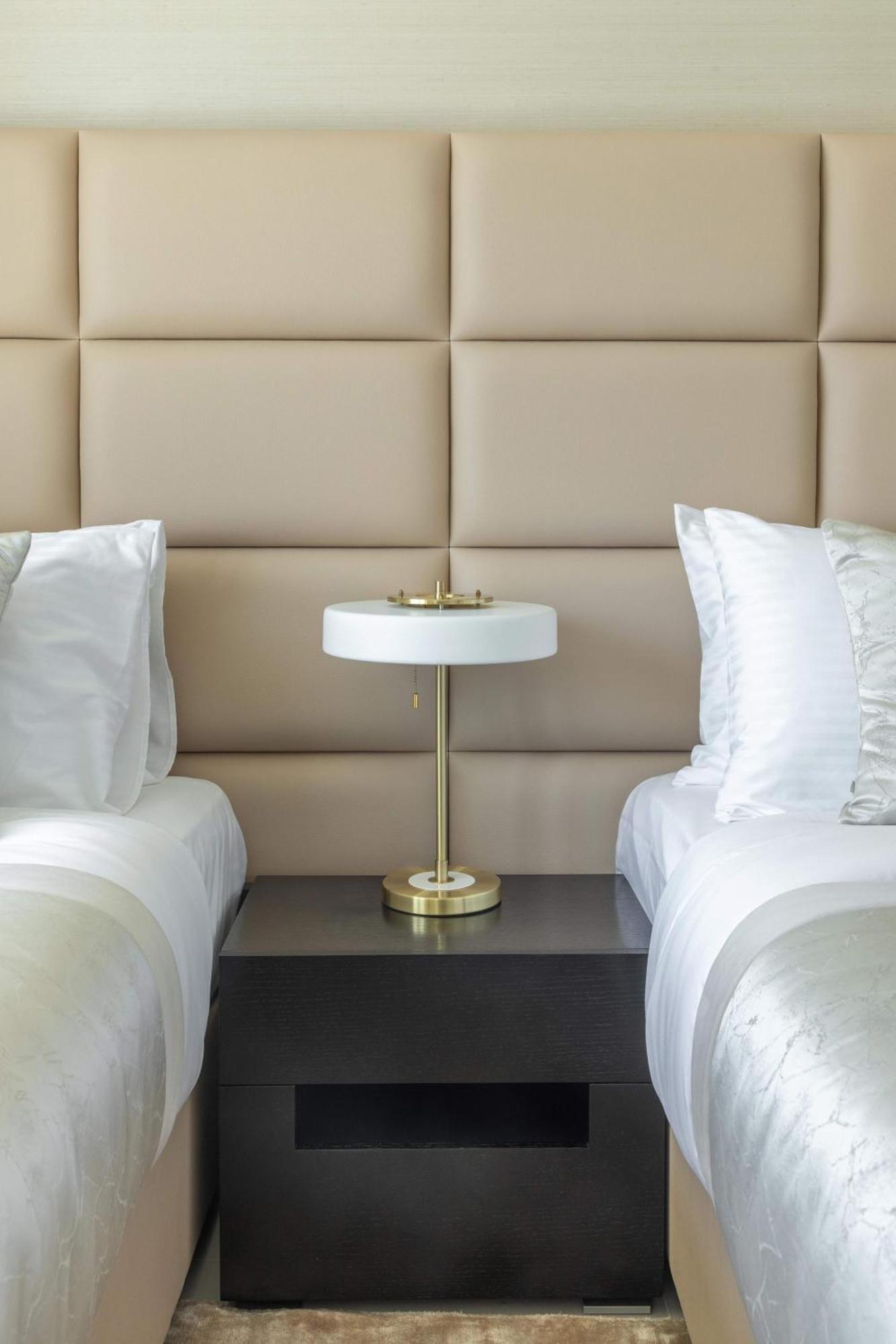 Frank Porter - Sunrise Tower Apartment Dubai