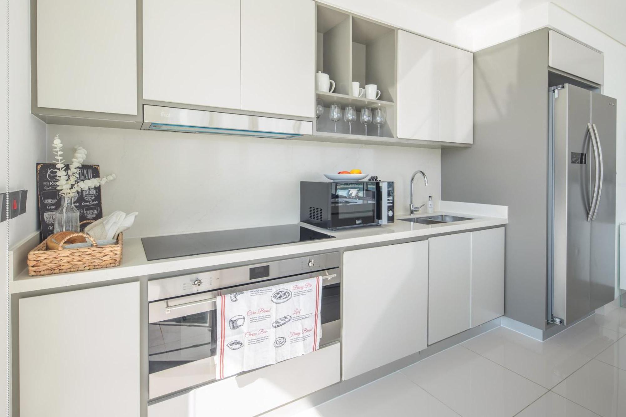 Frank Porter - Sunrise Tower Apartment Dubai